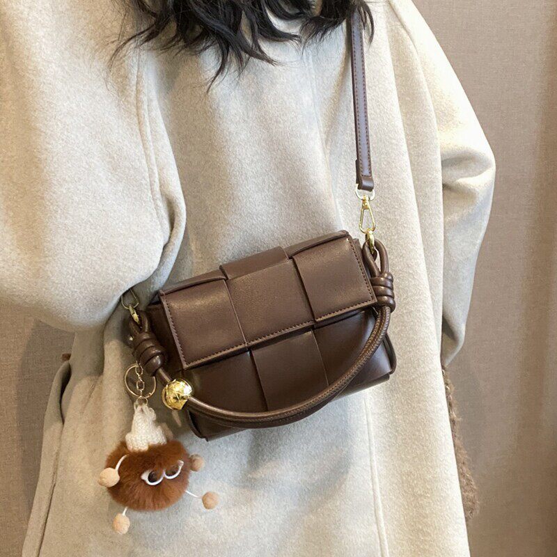 今年流行包包女2026新款春夏高级感小众设计斜挎包编织手节日礼品