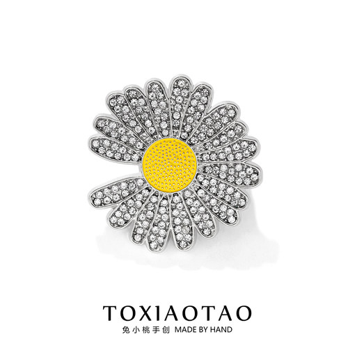 权志龙同款镶钻小雏菊徽章胸针