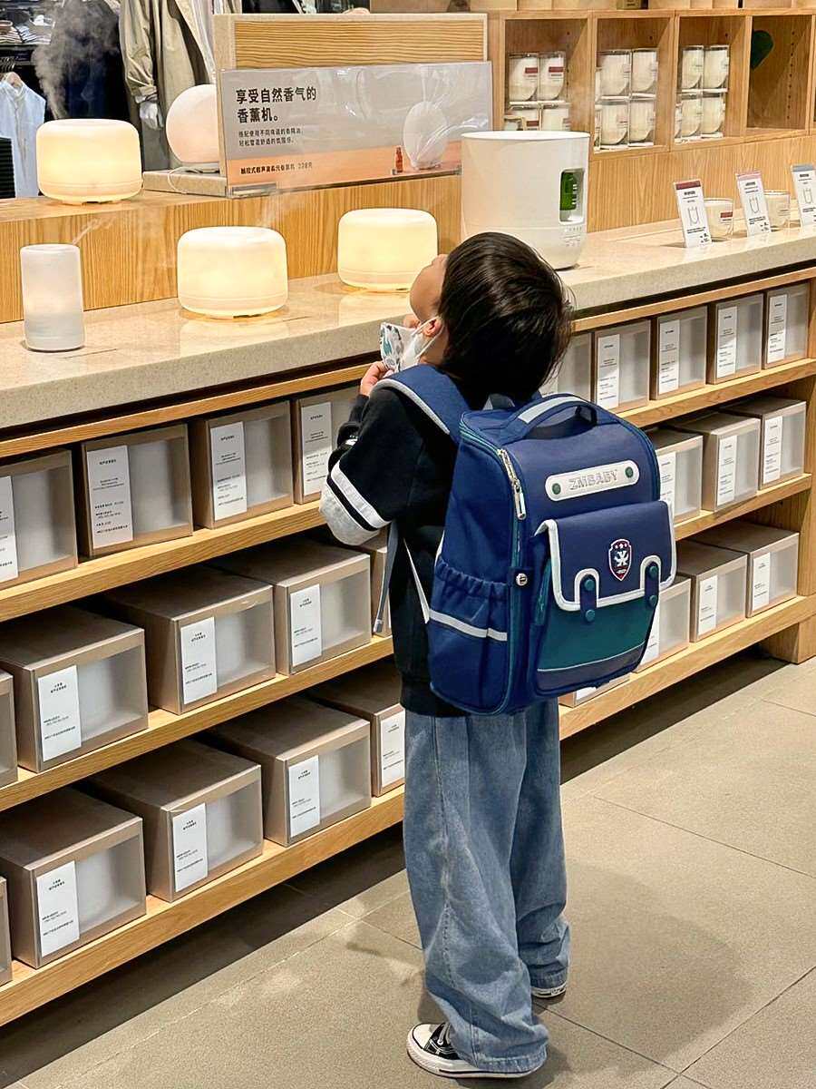 日本高颜值护脊减负儿童书包男生小学生三到六年级超轻便男童背包