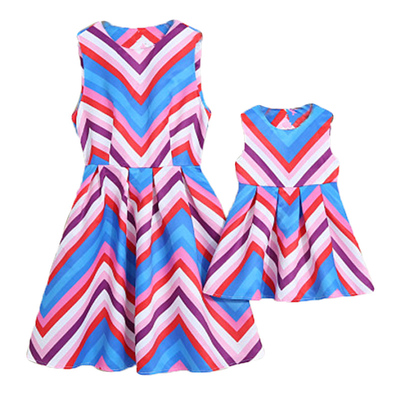 Vestido de verano sin mangas con rayas onduladas para madre