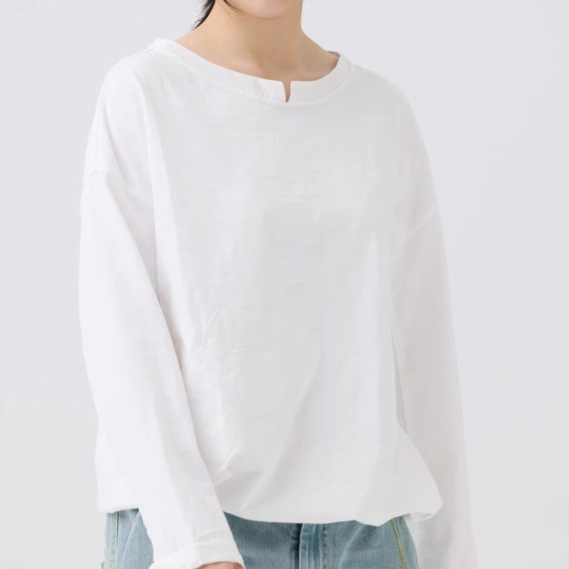 斯琴2025专柜正品白色圆领宽松布贴绣棉上衣长袖衬衣女BEQS02301