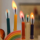 Цвет пламени на день рождения торт свеча с творчеством и шляпой на день рождения атмосфера