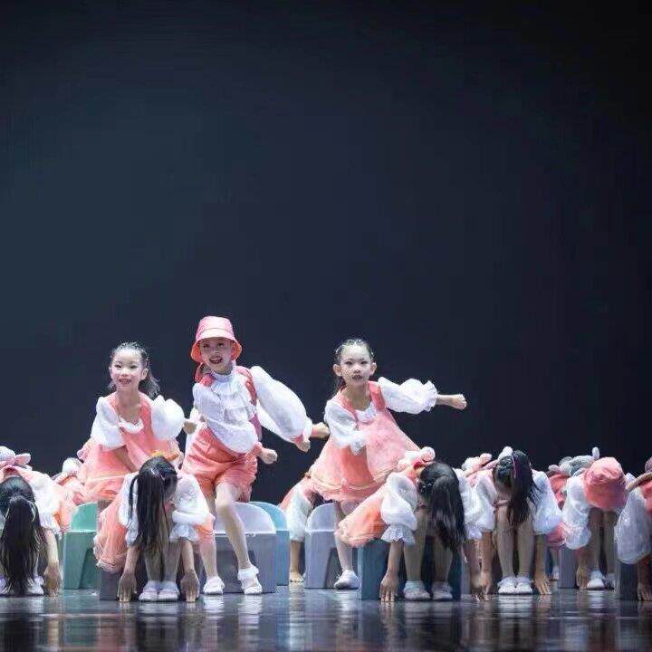 小荷风采再见幼儿园舞蹈表演服屁股板凳演出服道具蓬蓬裙表演服