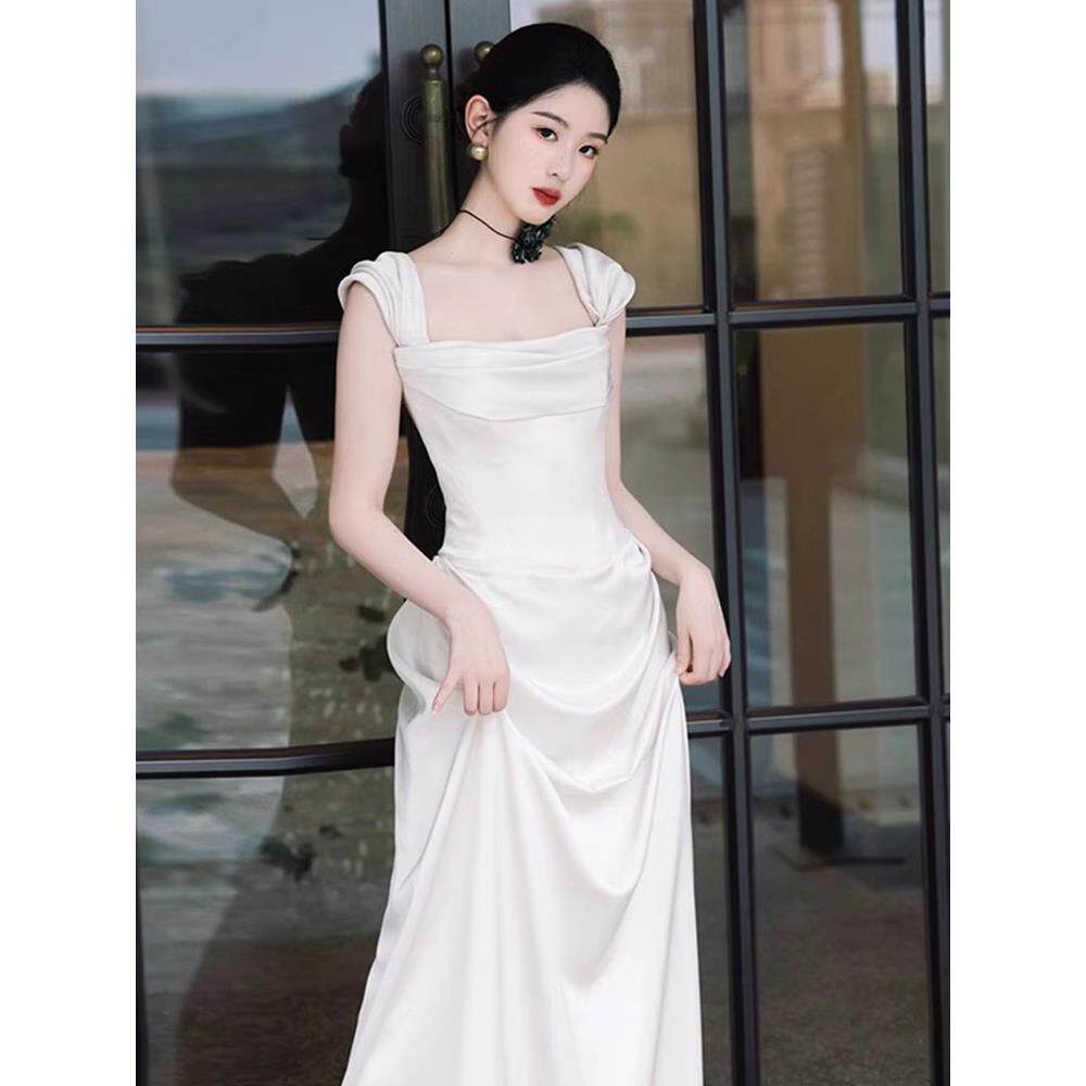 简约轻婚纱白色晚礼服轻奢小众高级感出门纱迎宾纱吊带连衣裙秋冬