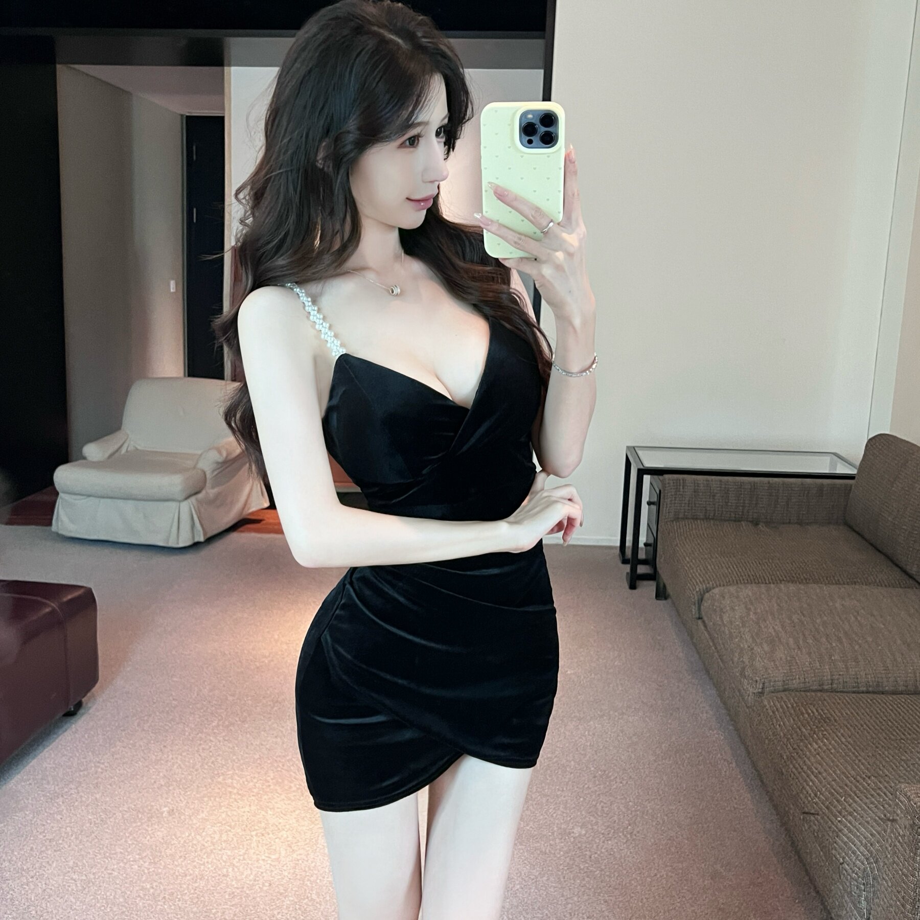 夜场女裙低胸不规则褶皱修身显瘦气质丝绒吊带连衣裙深包臀短裙