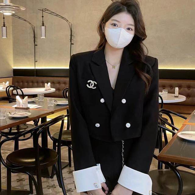 春季新款气质时尚排扣小香风短双款西装拼色小外套配胸针女潮女潮