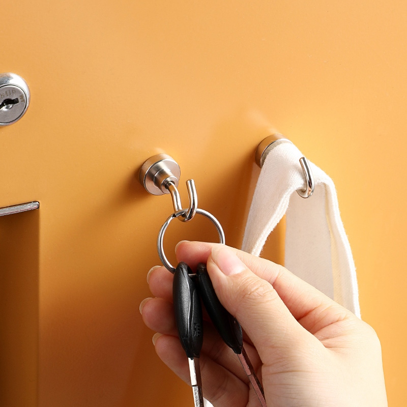 A home-based magnet is attached to a wall-walled glue kitche