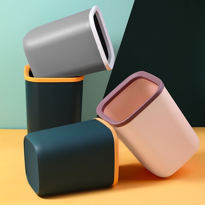 The living room of the house's large-volume trash cans is si
