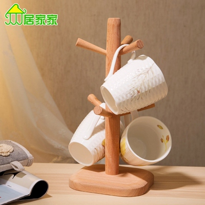 The wooden cup shelf creatively collects water cups with tea