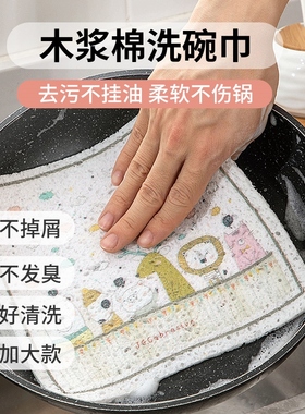 The home cotton-painted kitchen cleans the dishes with a woo