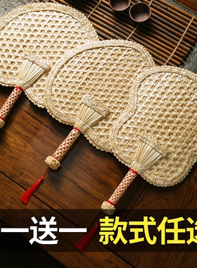 The knitters knit the old summer hand-dicked straw fan with