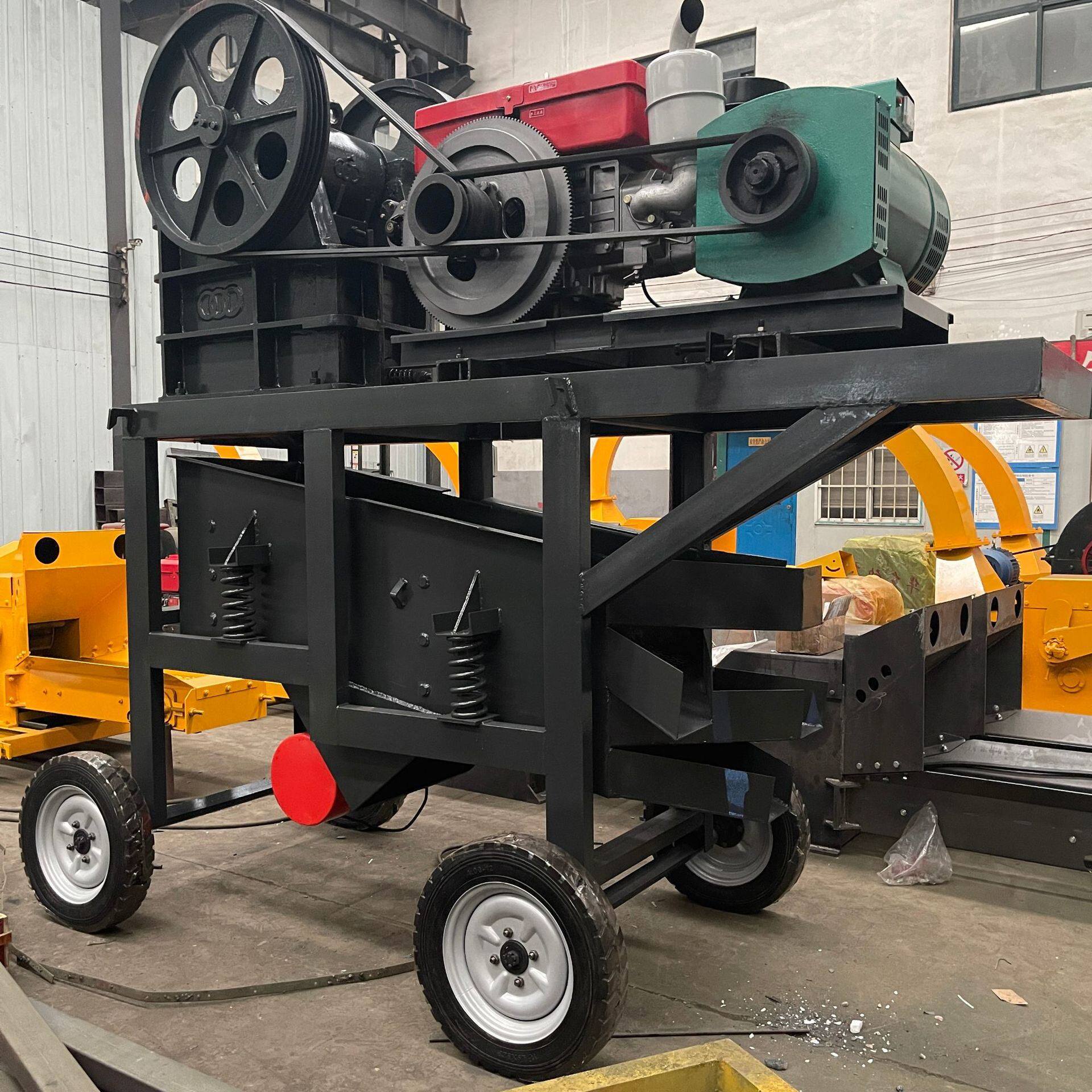 小型移动式颚式破碎机建筑垃圾粉碎机制砂机200-300石料分筛机