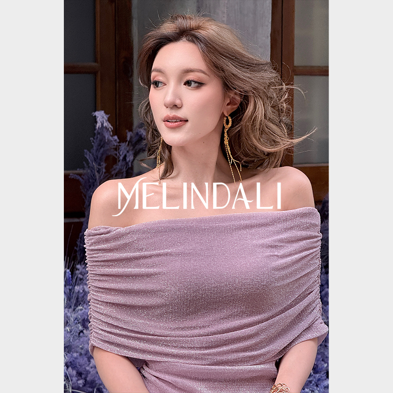 MELINDA LI【粉水晶】韩国进口细闪银丝一字肩荡领抽褶收腰上衣
