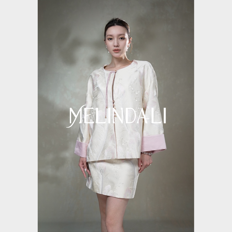 MELINDA LI【白孔雀】国风缎面羽毛刺绣落肩改良中式外套短半裙