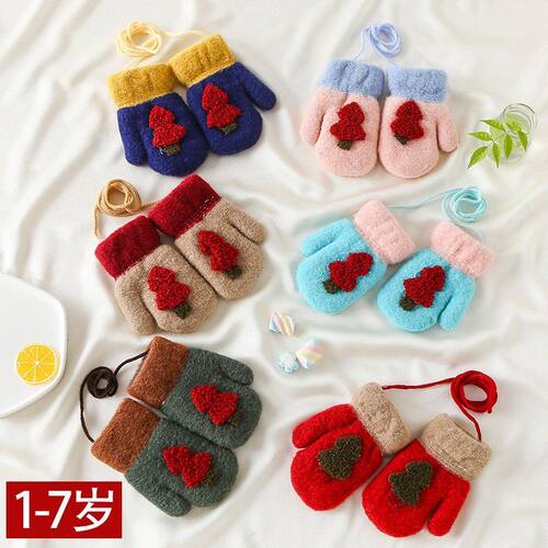 In winter, children's gloves keep warm冬儿童包指挂脖