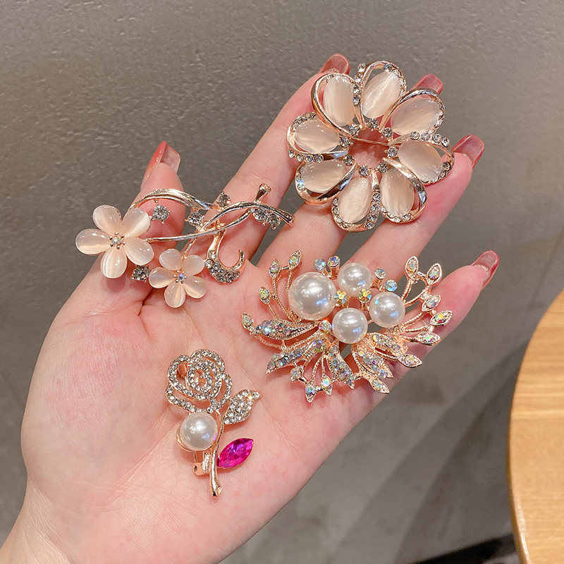 胸针高档女胸花别针2023年新款潮固定衣服配饰徽章设计感围巾装饰