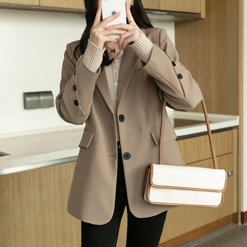 卡其色西装外套女高级设计感