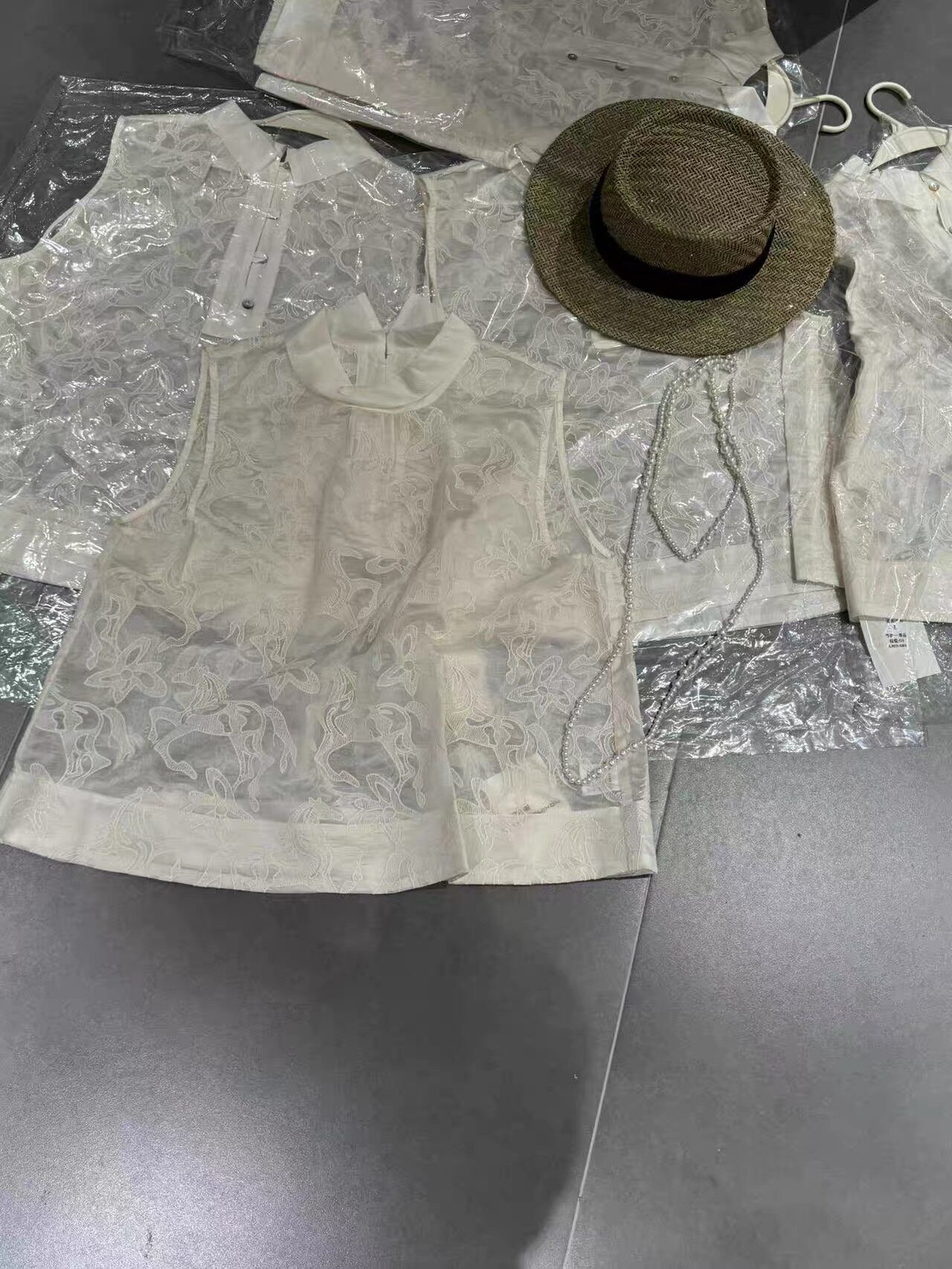 欧洲站2026夏季新款时尚洋气百搭显瘦无袖背心女透视仙气叠穿上衣