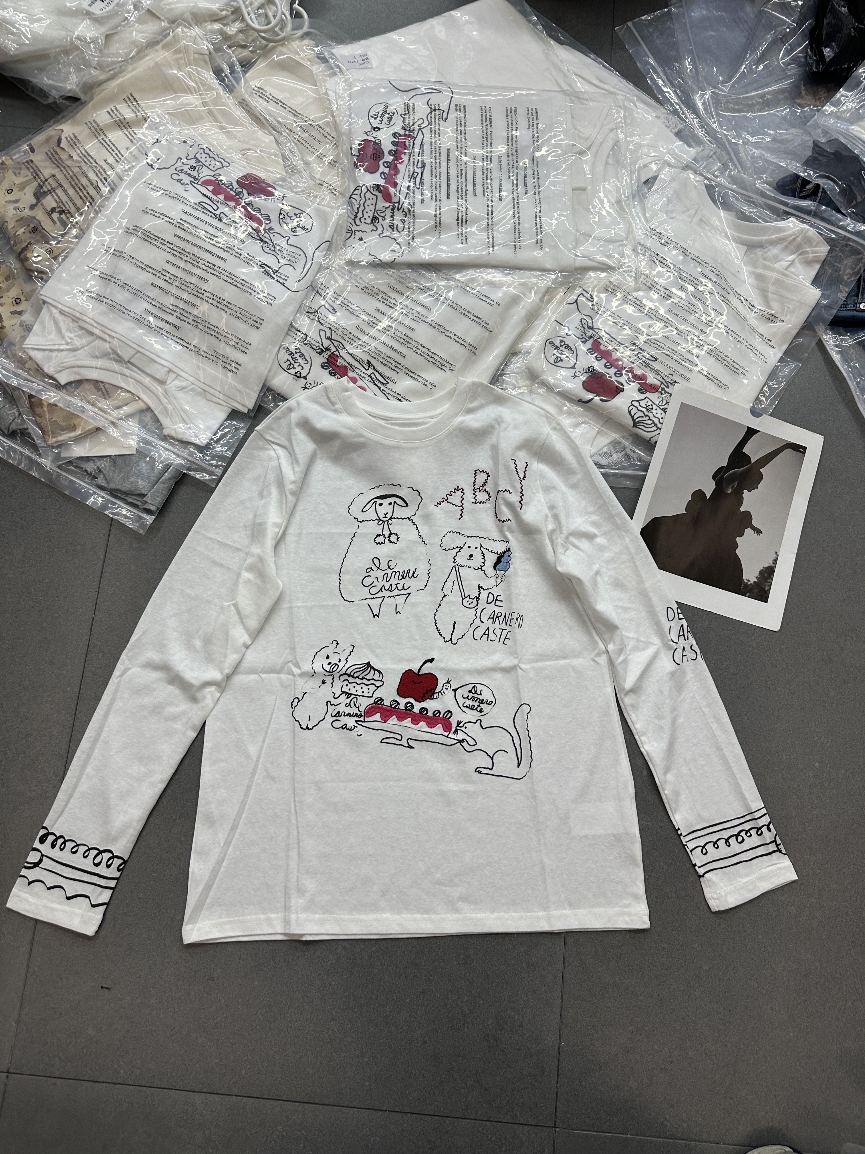 欧洲站2026春季新款时尚白色长袖T恤女卡通涂鸦印花圆领宽松上衣