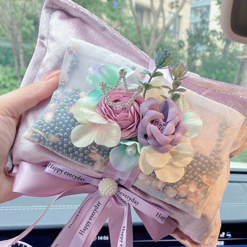 车内女式高级感车摆件竹炭包汽车香薰摆件车载内假花饰品车家两用