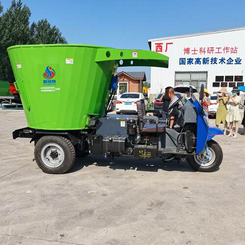 RCF投牛羊电动动料殖车自搅拌养场三轮自动喂料撒料车