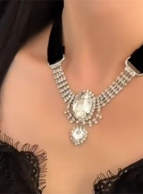 黑色丝绒布艺镶钻锆石项链