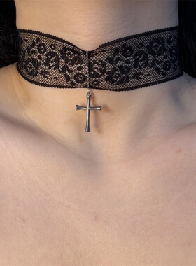 黑色镂空蕾丝十字架项链