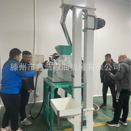 酒用场专玉设222小型米大豆等杂粮粉碎机 对辊挤扁备机