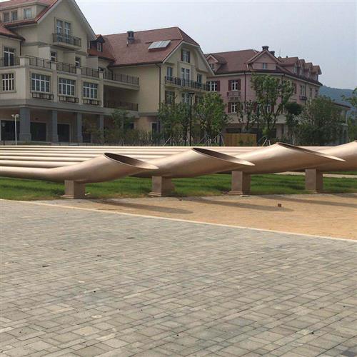 铭匠厂家制作城市广场大型园林景观金属工艺品不锈钢排水长号雕塑