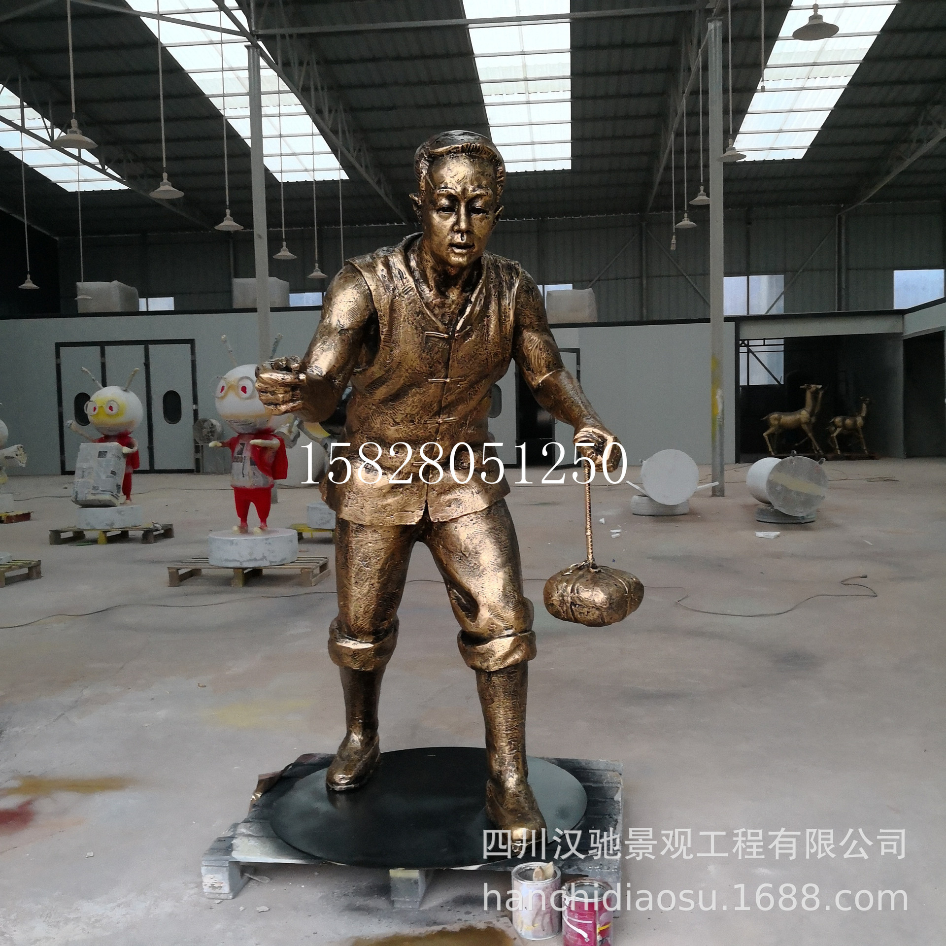 玻璃钢仿古铜树脂拿茶壶雕塑定制