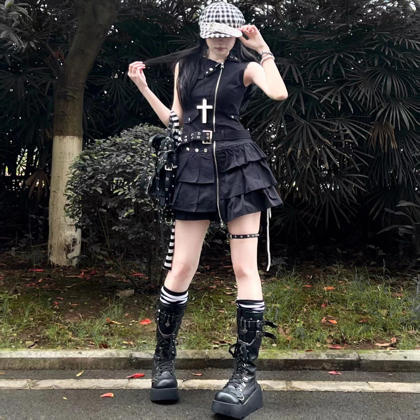 设计感收腰显瘦黑色连衣裙