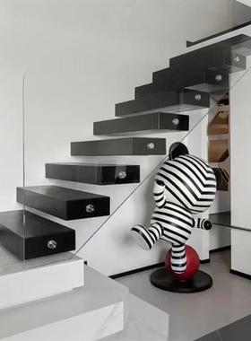 大型玻璃钢卡通熊雕塑楼梯口现代装饰落地摆件酒店艺术品简约潮流