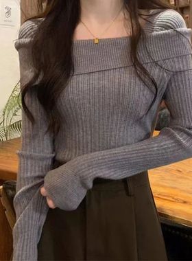 A relaxed one-lined fitted long sleeve top一字领修身长袖上衣