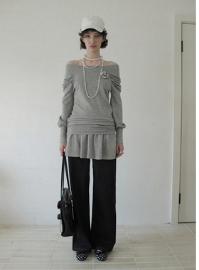 DKZ 灰色一字肩长袖女秋季新款修身堆褶拼接上衣 配徽章