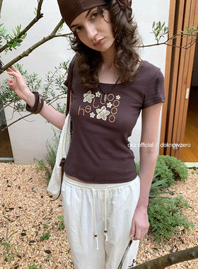 DKZ 棕色大u领短袖t恤女夏季新款修身贴布花朵刺绣印花上衣