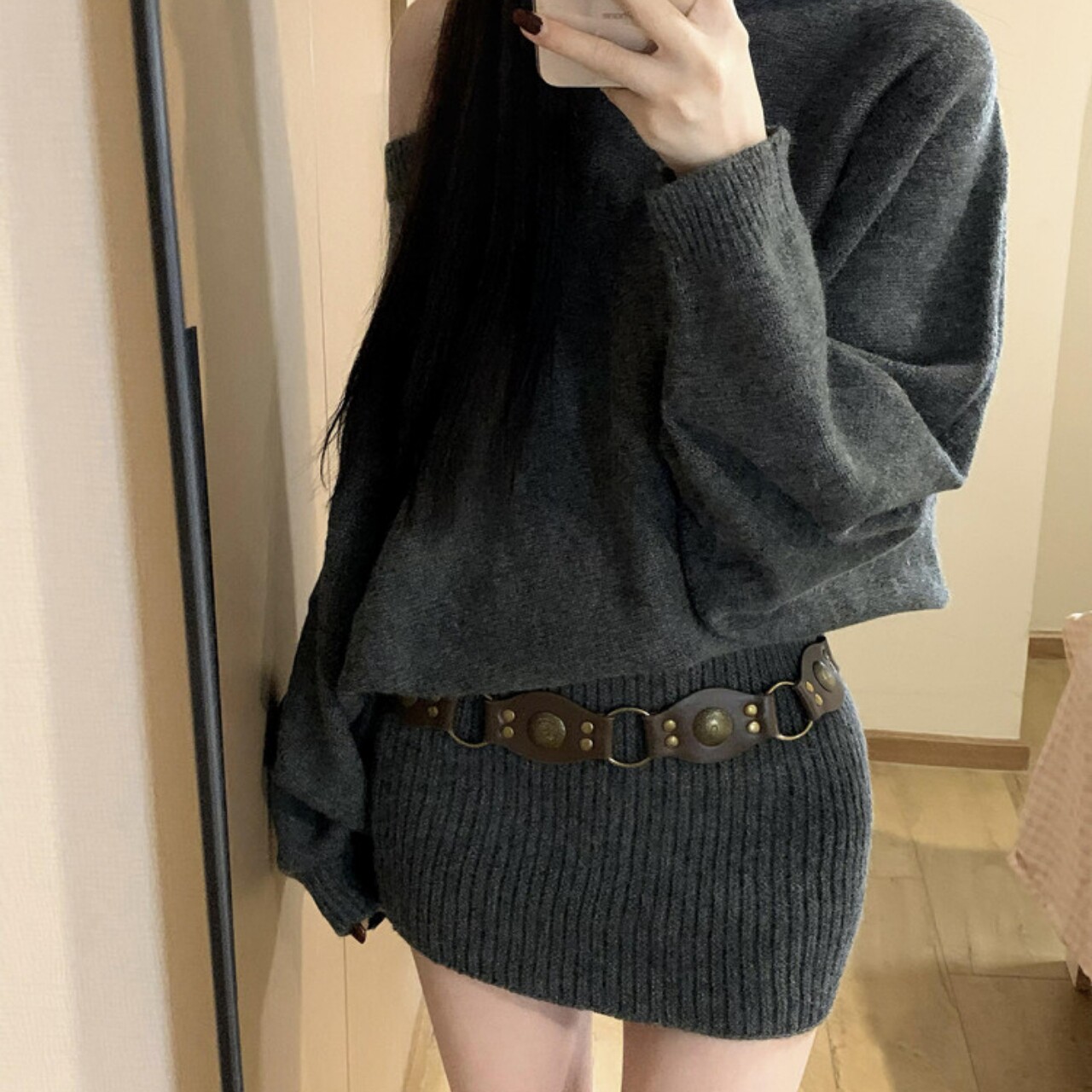 性感辣妹斜领露肩长袖针织连衣裙女早春慵懒风毛衣裙收腰包臀短裙
