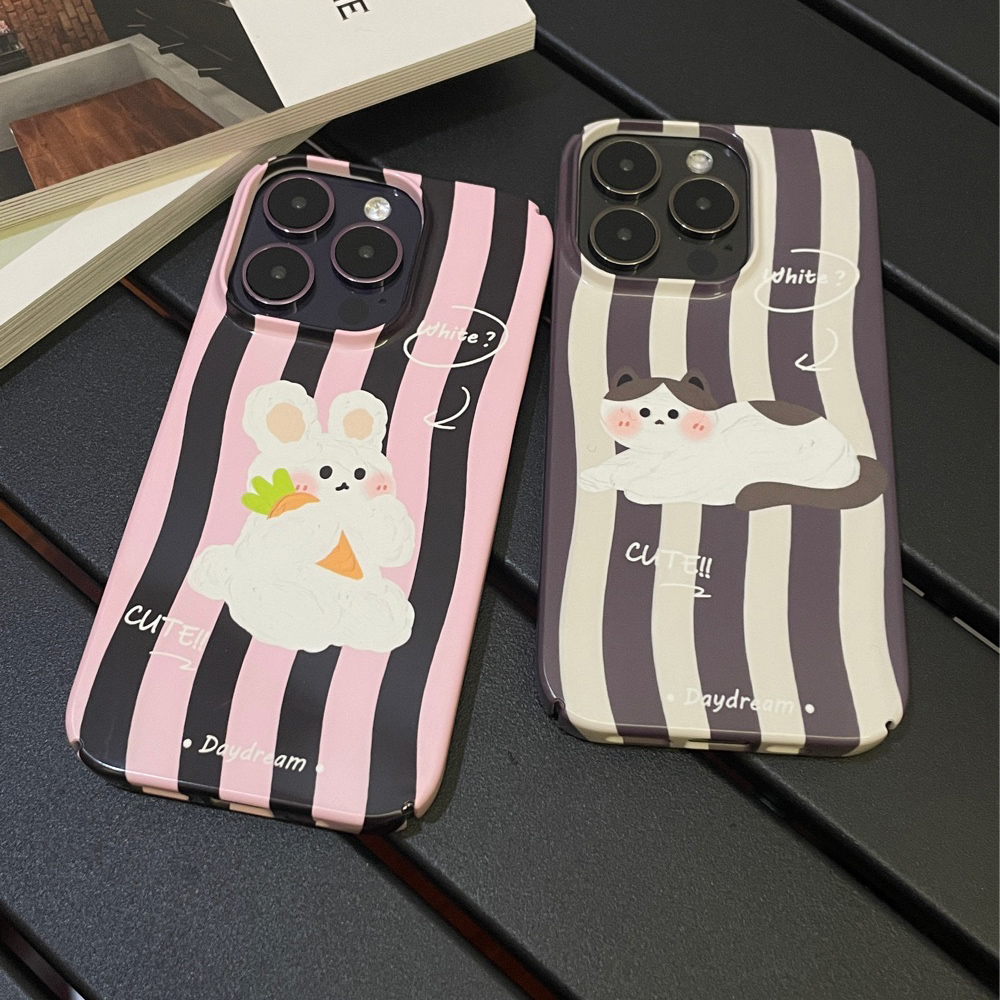条纹状卡通小猫粉色萝卜小兔手机壳适用于iPhone14Promax情侣壳12/13mini半包菲林7/8亮面不包音量按键大孔