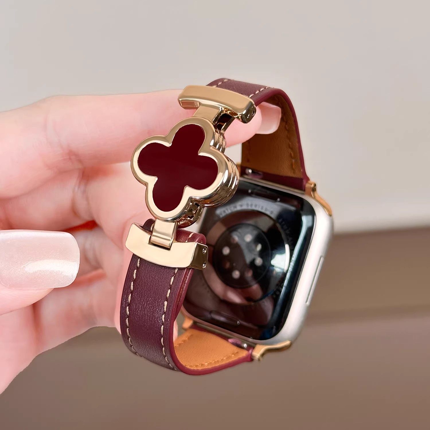 四叶草磁吸扣适用applewatch苹果手表iwatch表带series11皮质s10女款se3高级感s9新年红色ultra3秋冬质感新品