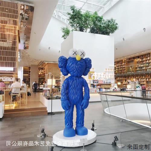 大号网红KAWS雕塑网红芝麻街坐姿玻璃钢卡瓦斯商业中心品牌店公仔图片