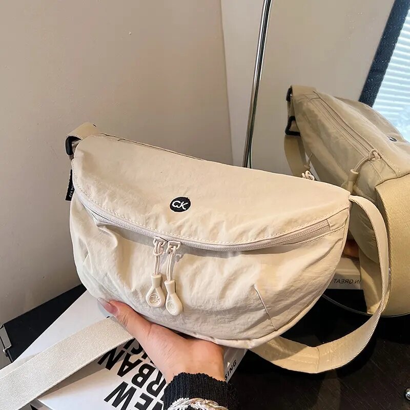 日系超轻防水牛津布包男女百搭单肩斜挎包胸包尼龙轻便实用马鞍包