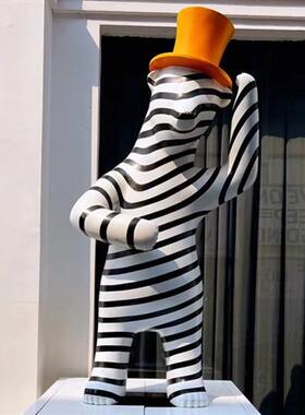 客厅大型落地礼貌条纹熊摆件酒店商场玻璃钢卡通雕塑售楼部装饰品