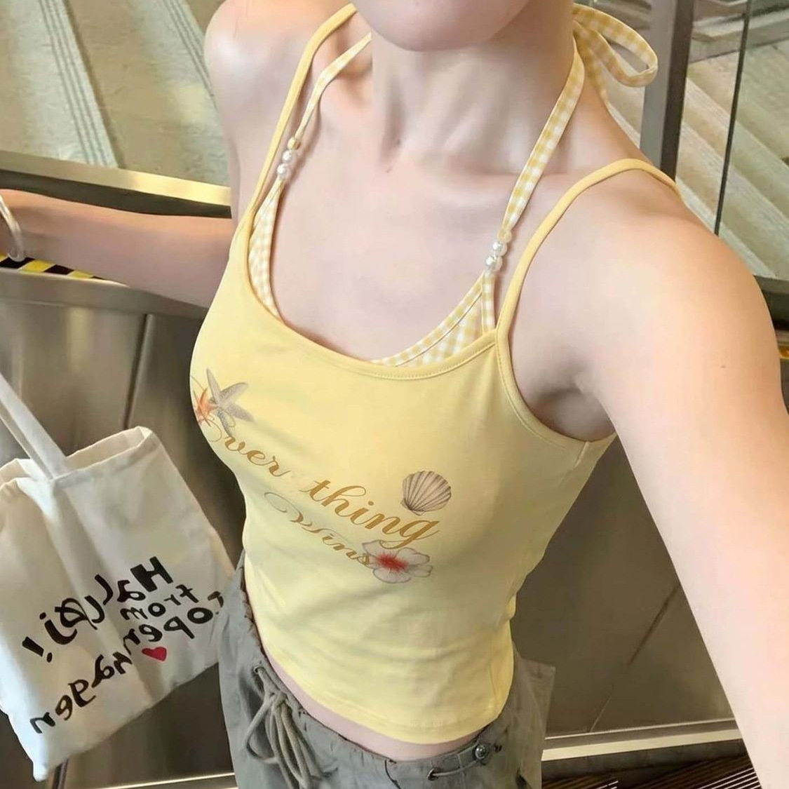 沐桃黄色字母印花挂脖吊带背心女夏季新款甜辣妹无袖外穿小上衣