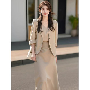 初春穿搭一整套又a又飒高级感卡其色西装 女夏 半身裙两件职业套装