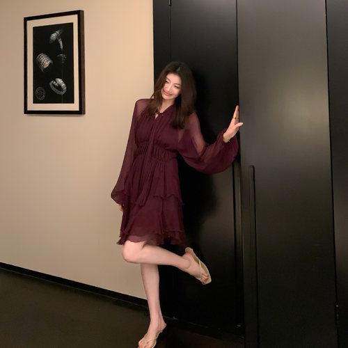 龍喜儿 氛围感温婉大方褶皱连衣裙灯笼袖收腰显瘦v领长裙Z910