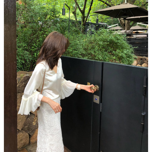 龍喜儿 醋酸白色上衣女七分荷叶袖v领设计感系带时尚气质小衫Z639