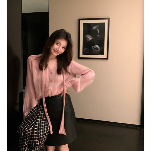 龍喜儿法式慵懒粉色灯笼袖v领衬衫女秋冬设计感长袖飘带上衣J801