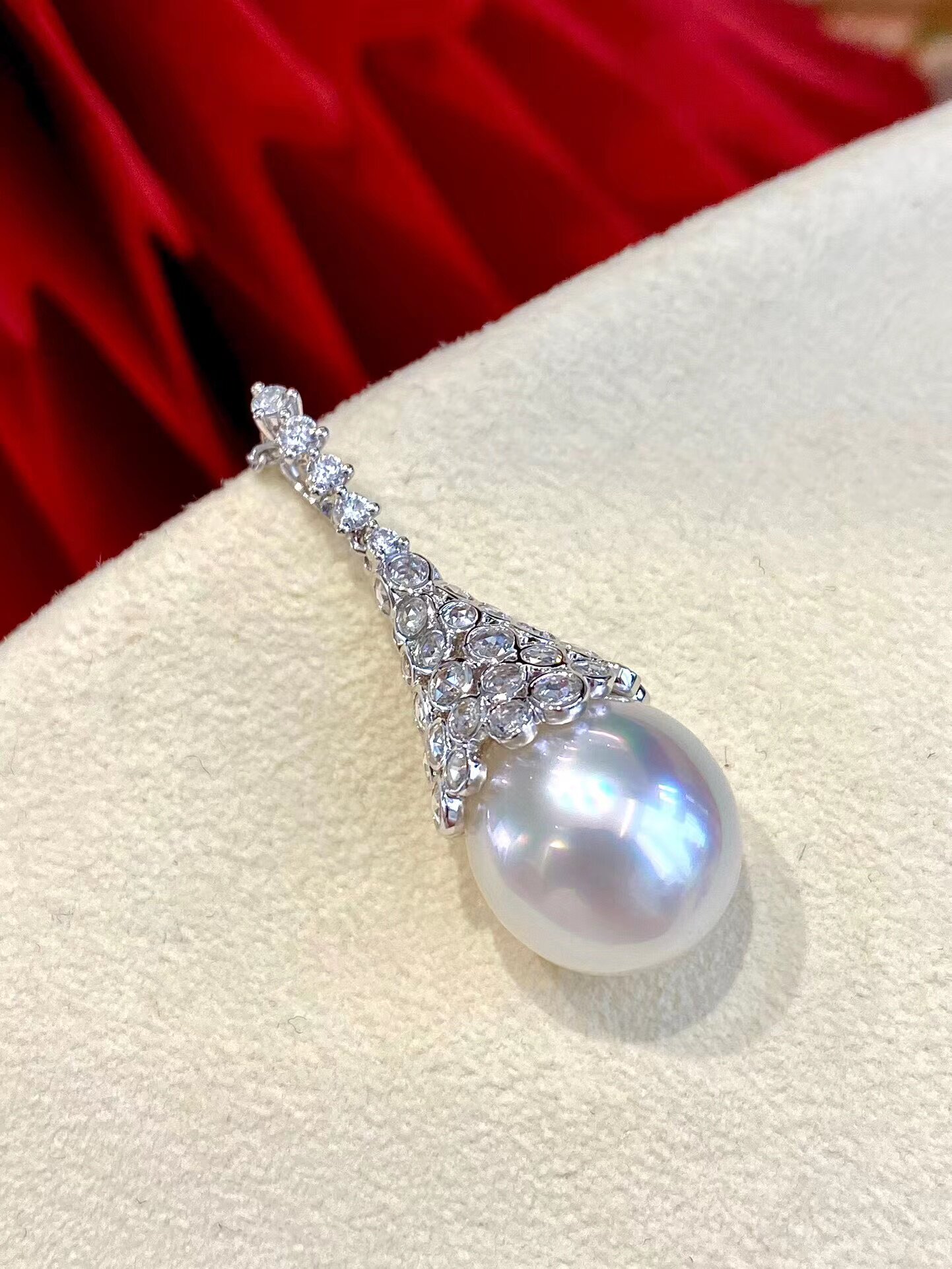 高级感满满的水滴澳白吊坠14mm材质18k金配钻石1.28ct