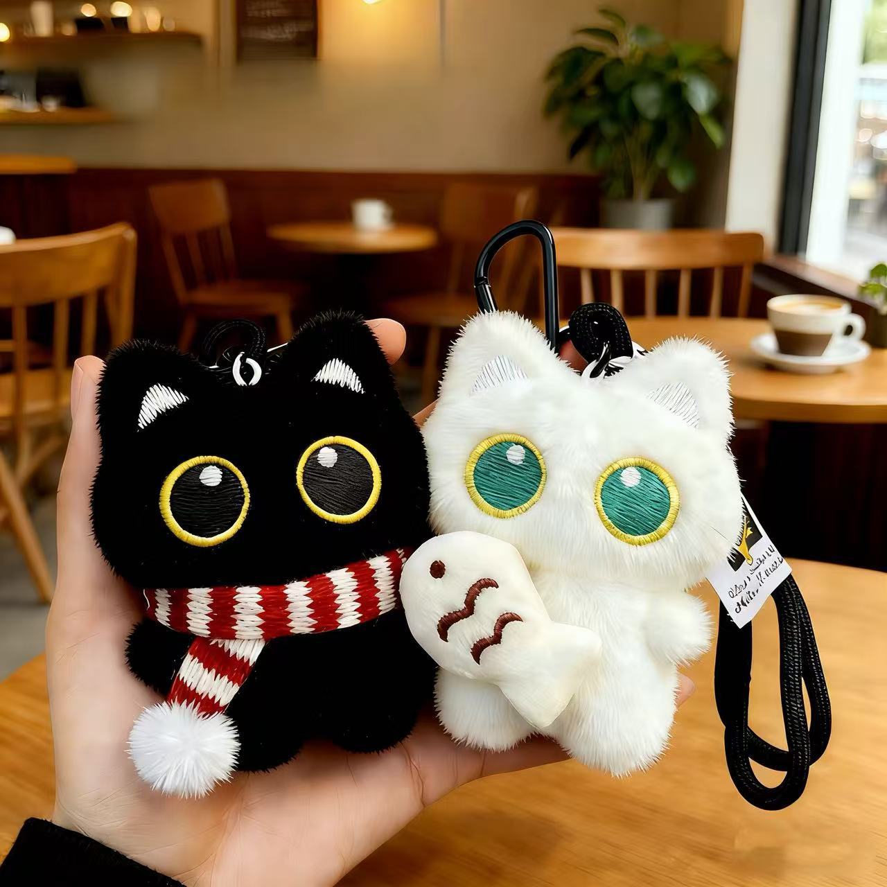 可爱呆萌抱小鱼大眼黑猫毛绒玩偶情侣包挂件创意罗小黑猫钥匙扣图片