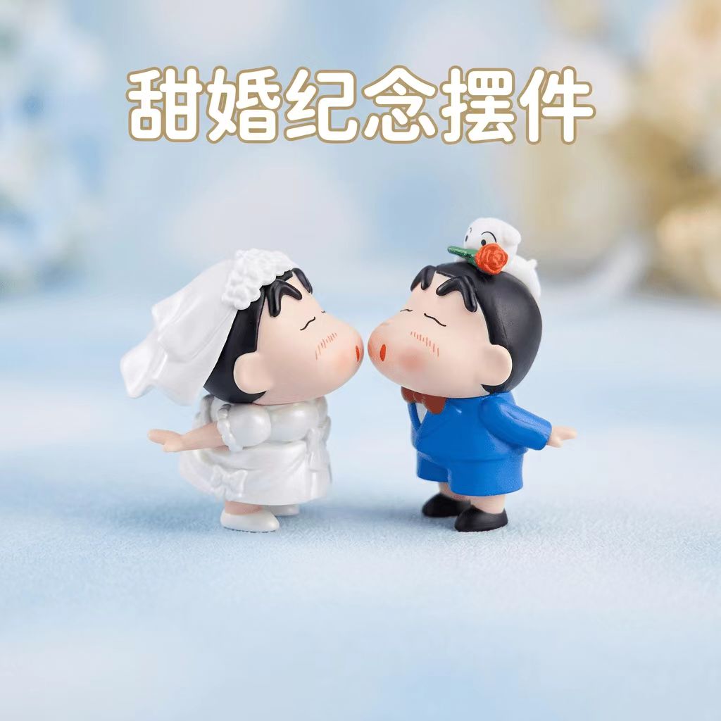 车载创意【亲亲】婚纱情侣蜡笔小新可爱汽车中控车内装饰摆件礼物