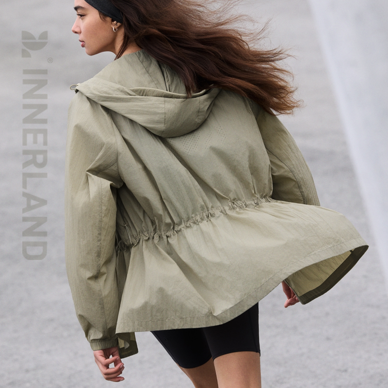 INNERLAND连帽抽绳运动休闲风衣轻量户外长款外套上衣防晒衣女款